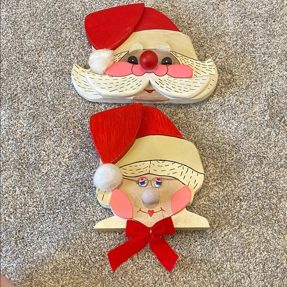 Harry W. Triplett Festive Santa and Mrs. Claus Wall Decor. Play’s music.